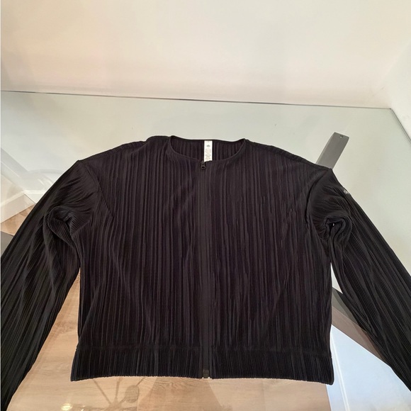 ALO Cropped Micro Plisse Jacket - Black, Size L - Picture 4 of 15